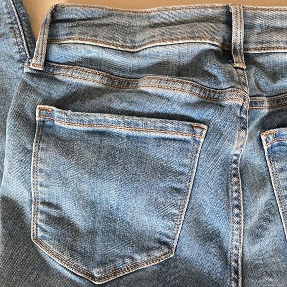 Old Navy Rockstar Super Skinny high rise button fly light wash distressed jeans - Picture 13 of 16